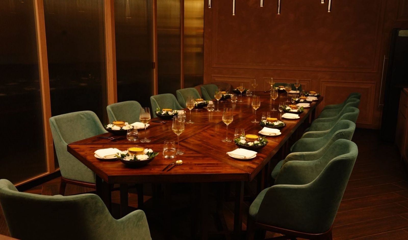 Elegant Indoor and Outdoor Catering Table Setup